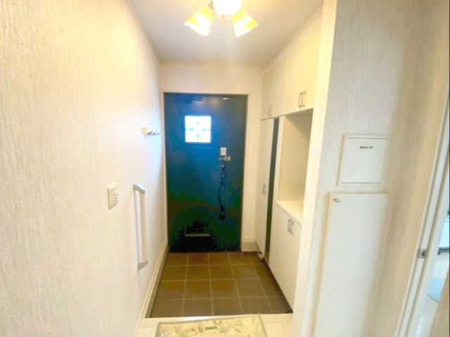 糟屋郡篠栗町中央５丁目 中古戸建の玄関|収納豊富なコの字型シューズボックスで玄関をスッキリ整理できます！