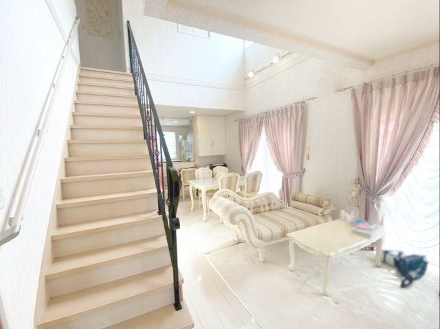 糟屋郡篠栗町中央５丁目 中古戸建の居間・リビング|家族とのコミュニケーションの取りやすさがメリットのリビング階段！
