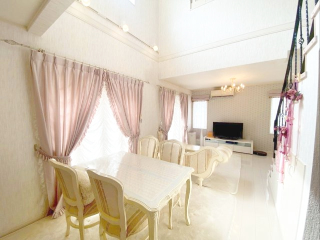 糟屋郡篠栗町中央５丁目 中古戸建の居間・リビング|約20.5帖の広々LDK！明るくて開放感のある空間です！