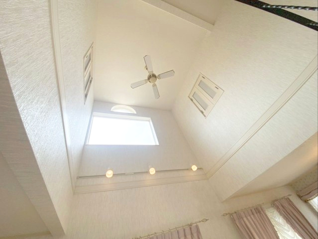 糟屋郡篠栗町中央５丁目 中古戸建の内装|窓付きの吹き抜けがあるリビング！明るさと開放感が得られます！