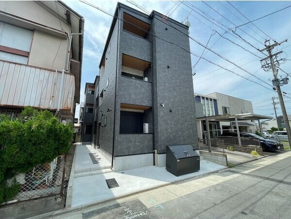 robot　home　鶴里(ロボットホームツルの外観