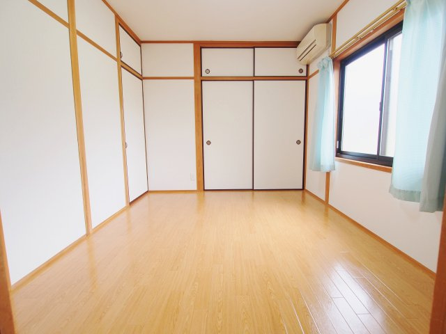 幸町戸建の洋室