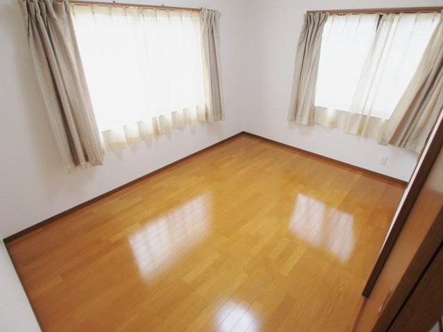 幸町戸建の洋室