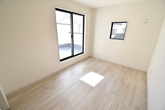 Grace　水戸市本町　1期 　限定1棟！の洋室|フローリングなので重い家具も置けます。カーテンと家具を揃えるなどして、お好みのインテリアを楽しむことができます。