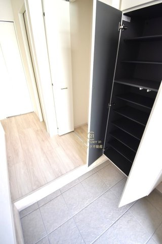 Grace　水戸市本町　1期 　限定1棟！の玄関|たっぷり収納できるシューズボックスで玄関もスッキリ！扉の中は可動棚ですので、靴に合わせて高さを自由に変えることができます。廊下の収納スペースは消耗品のストックや防災用品の定位置にも良さそうです。