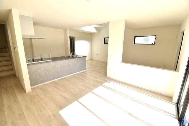 Grace　水戸市本町　1期 　限定1棟！の居間・リビング|日差しあふれる洗練された明るいLDK。カーテンやラグの色、質感、選ぶ家具などで雰囲気が変わりますので、お好みのインテリアを楽しみましょう♪