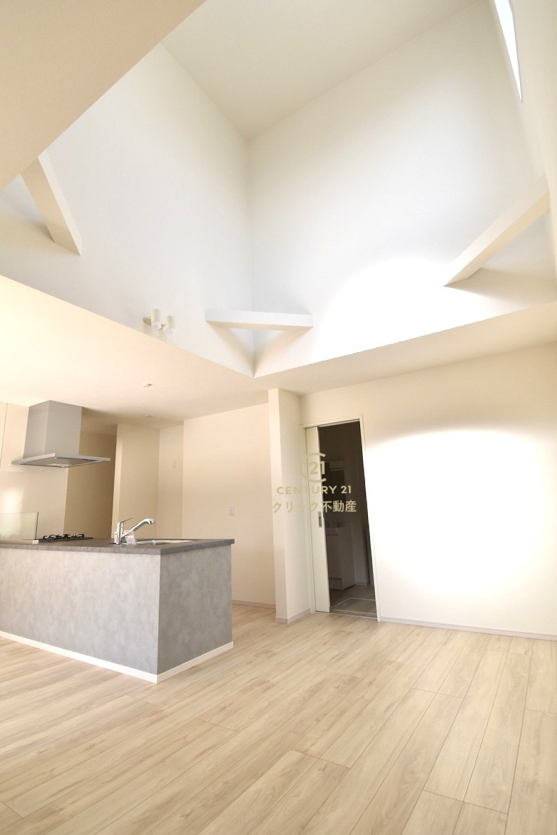 Grace　水戸市本町　1期 　限定1棟！の居間・リビング|上部吹抜けのリビングは明るくて開放感いっぱいです。大きなダイニングセットや背の高い観葉植物を置いてもまだまだ余裕♪家族で集まっても人を招いても、空間にゆとりがあると自然に寛げます。