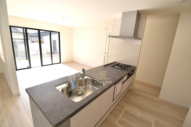 Grace　水戸市本町　1期 　限定1棟！のキッチン|美しいシステムキッチンです。ワイドなカウンターと高い収納力で、家族で一緒に料理をするにも十分な広さ。お手入れしやすいので清潔を保つことができます。