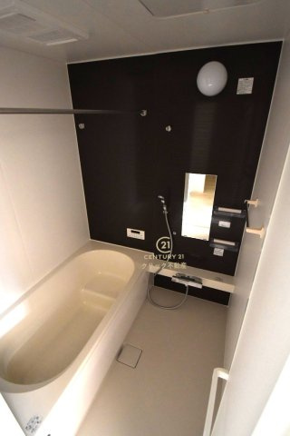 Grace　水戸市本町　1期 　限定1棟！の浴室|浴槽への出入りが安全な低床タイプのユニットバスです。洗い場は滑りにくい速乾床ですので、お子様やご高齢の方にも安心です。自動お湯張りに追焚機能付きのオートバスです。