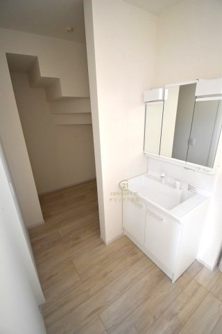 Grace　水戸市本町　1期 　限定1棟！の独立洗面台|洗面台は洗練されたシンプルなデザインでお手入れも楽です。階段下のスペースも利用してリネン庫を設けました。掃除用具やシャンプーなどのストックを置いておくのにも便利です。