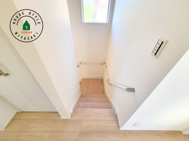 宮崎市島之内(2号棟)の内観：施工例|階段からも明るい光が入ります。採光や通風も階段の重要な役割です。