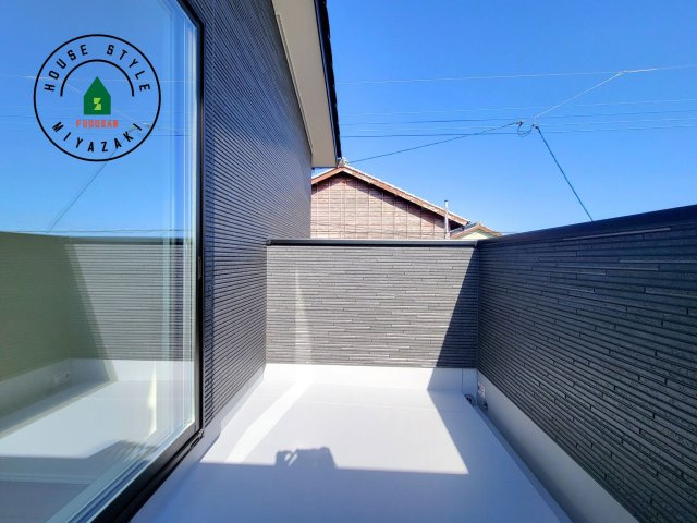 宮崎市島之内(2号棟)の内観：施工例|風をしっかりと感じられるバルコニーでは、毎日が洗濯日和です。広々としているので洗濯も楽しくなるでしょうし、気分転換にバルコニーからの眺めを楽しむのもいいでしょう。