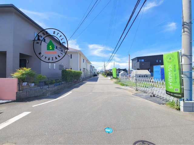 宮崎市島之内(2号棟)の前面道路含む現地写真|前面道路は閑静な住宅地をはしる車通りの少ない道路。お車の出し入れが苦手なママや小さなお子様にも安心ですね。しっかり舗装もされているので、ベビーカーや自転車で通っても快適に通行できます。