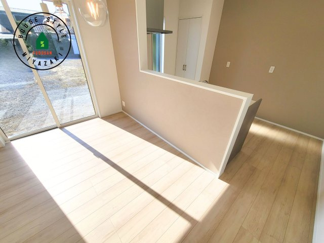 宮崎市島之内(2号棟)の内観：施工例|キッチンから立ち込める香りが今日の料理を期待させます。