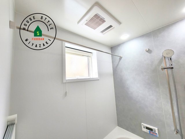 宮崎市島之内(2号棟)の設備|【浴室暖房乾燥機】 雨の日の部屋干しは乾きにくく、生乾きの臭いが気になります。浴室暖房乾燥機があればそんな心配はいりません。換気や暖房機能もあるのでカビの発生や寒い日のヒートショックも防ぎます。
