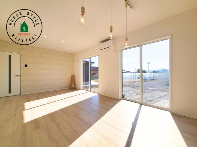 宮崎市島之内(2号棟)の内観：施工例|キッチンからリビングをしっかり確認できます。家族の笑顔があふれる空間になりそうですね。