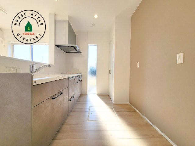 宮崎市島之内(2号棟)の内観：施工例|ダイニングテーブルへの配膳がラクラク、お料理はかどるカウンター付きシステムキッチン！