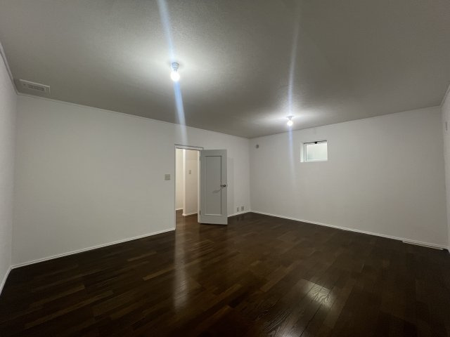 鉄筋コンクリート造の地下室あるリフォーム戸建【座間市緑ケ丘】の洋室|地下室です