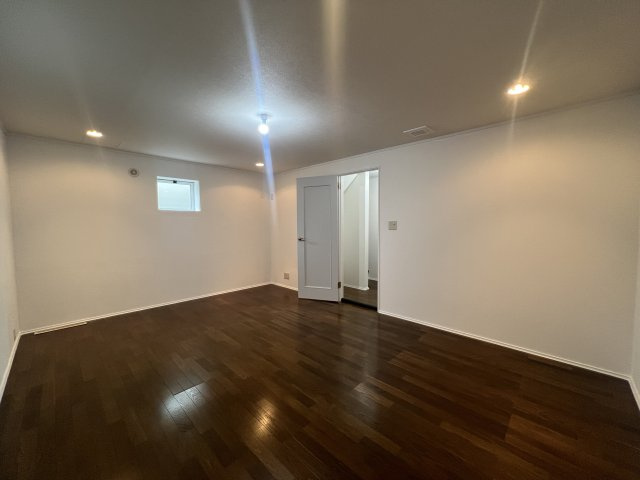 鉄筋コンクリート造の地下室あるリフォーム戸建【座間市緑ケ丘】の洋室|地下室です