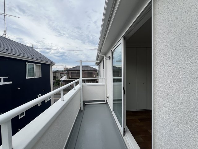 鉄筋コンクリート造の地下室あるリフォーム戸建【座間市緑ケ丘】のバルコニー|バルコニーがあります