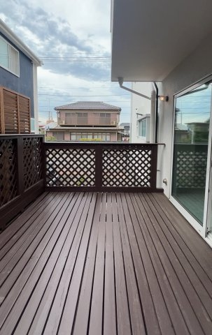 鉄筋コンクリート造の地下室あるリフォーム戸建【座間市緑ケ丘】のバルコニー|ウッドデッキ付き