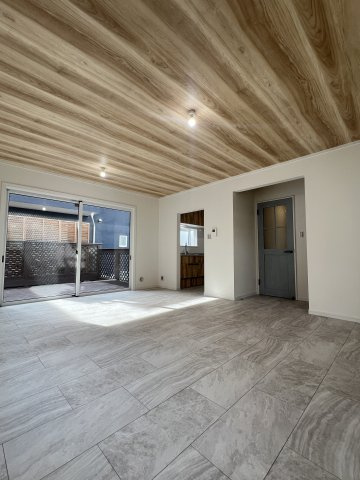 鉄筋コンクリート造の地下室あるリフォーム戸建【座間市緑ケ丘】