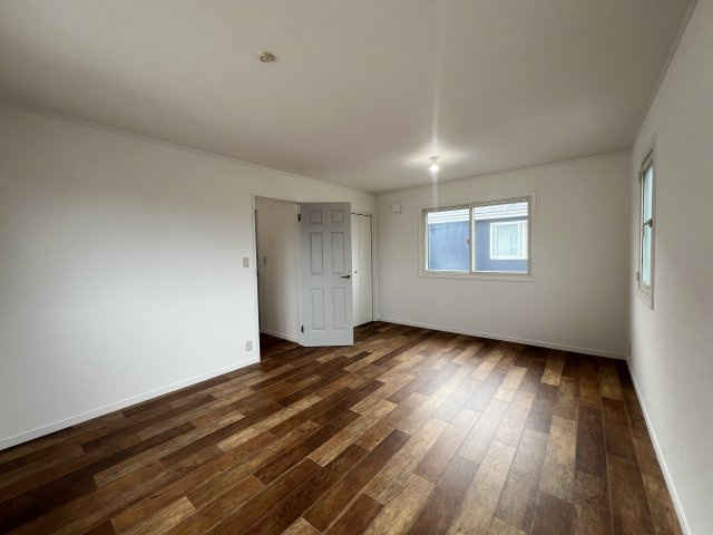 鉄筋コンクリート造の地下室あるリフォーム戸建【座間市緑ケ丘】の洋室|きれいな洋室です