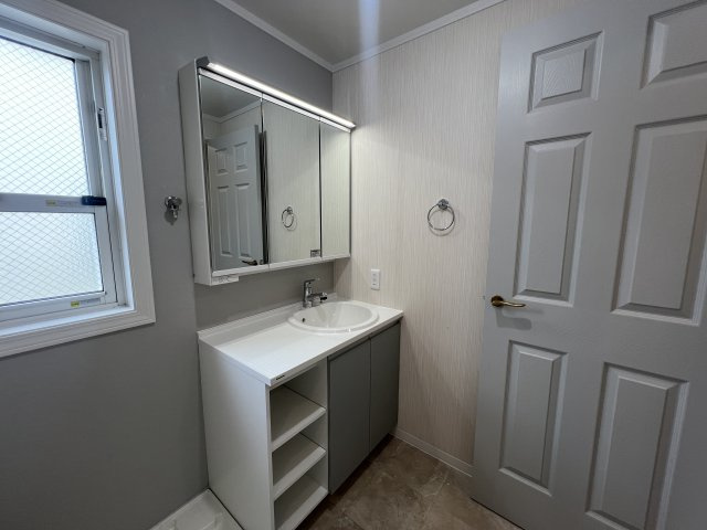 鉄筋コンクリート造の地下室あるリフォーム戸建【座間市緑ケ丘】の独立洗面台|使いやすい独立洗面台です