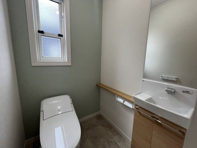 鉄筋コンクリート造の地下室あるリフォーム戸建【座間市緑ケ丘】のトイレ|落ち着いた色調のトイレです