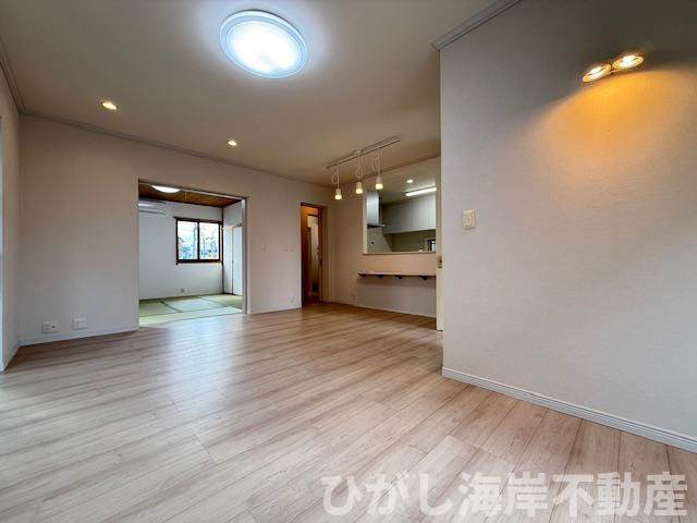 茅ヶ崎市高田4丁目　中古戸建の居間・リビング|新規リフォーム完了！　17.5帖　LDK