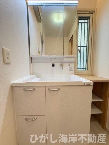 茅ヶ崎市高田4丁目　中古戸建の独立洗面台|新規リフォーム完了！　三面鏡化粧台