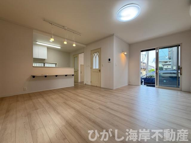 茅ヶ崎市高田4丁目　中古戸建の居間・リビング|新規リフォーム完了！　17.5帖　LDK