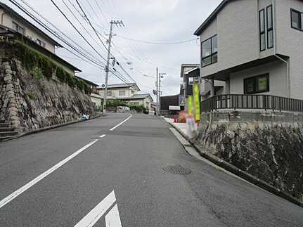 広島市安佐南区山本５丁目　新築一戸建ての前面道路含む現地写真