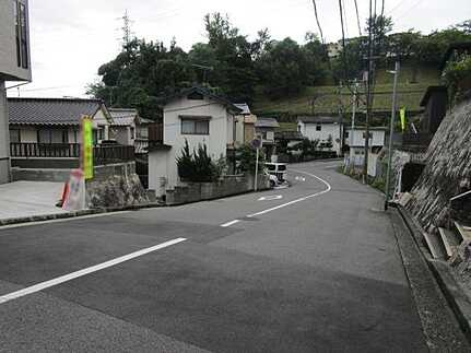 広島市安佐南区山本５丁目　新築一戸建ての前面道路含む現地写真