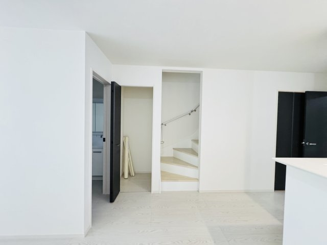 柏市西原１丁目新築戸建（西原１期）の居間・リビング|家族の顔が見えるリビングイン階段・リビング収納