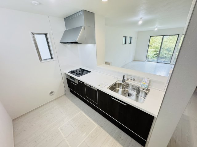 柏市西原１丁目新築戸建（西原１期）のキッチン|広々システムキッチン・シンクの水栓には浄水器がついてます！