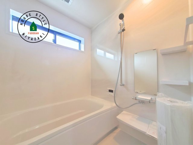 宮崎市下田島栄町(A号地)の内観：施工例|1日の疲れを癒してくれる広々バスルーム。雨の日のお洗濯にも大活躍な浴室乾燥機付です！