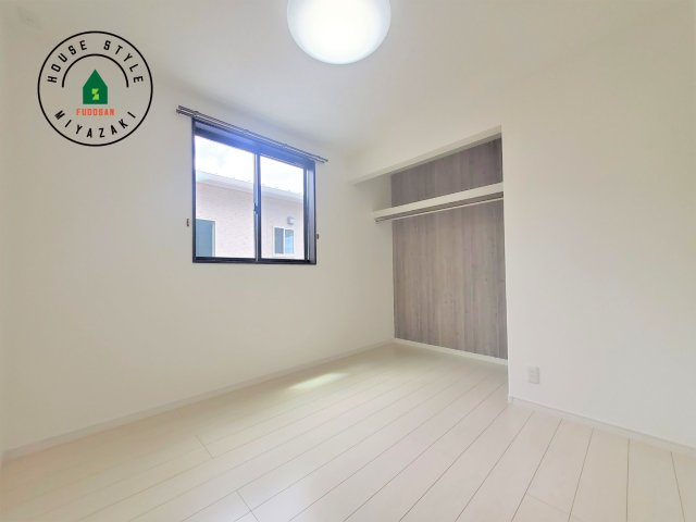 宮崎市下田島栄町(A号地)の内観：施工例|主寝室には収納力に優れたクローゼットがありますので、お部屋もすっきり片付きます。