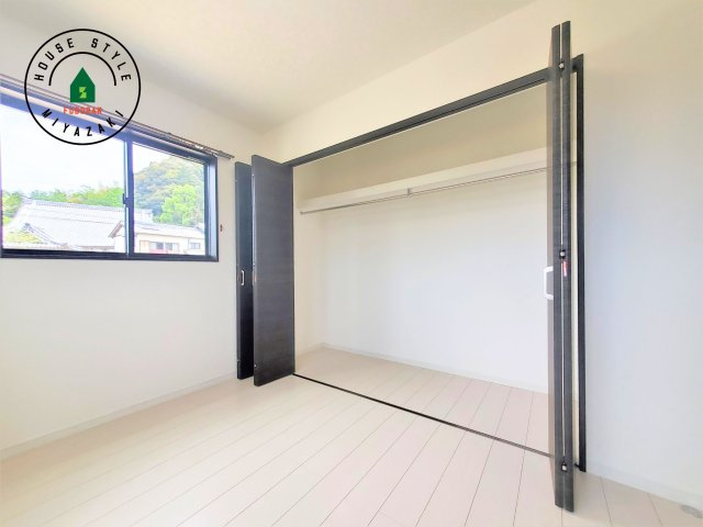 宮崎市下田島栄町(A号地)の内観：施工例|洋服や大きな荷物が多い方や人数の多いご家族などは、一般的なクローゼットよりもウォークインクローゼットのほうが使い勝手が良いです。