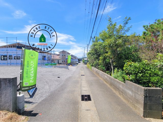 宮崎市下田島栄町(A号地)の前面道路含む現地写真|前面道路は閑静な住宅地をはしる車通りの少ない道路。お車の出し入れが苦手なママや小さなお子様にも安心ですね。しっかり舗装もされているので、ベビーカーや自転車で通っても快適に通行できます。