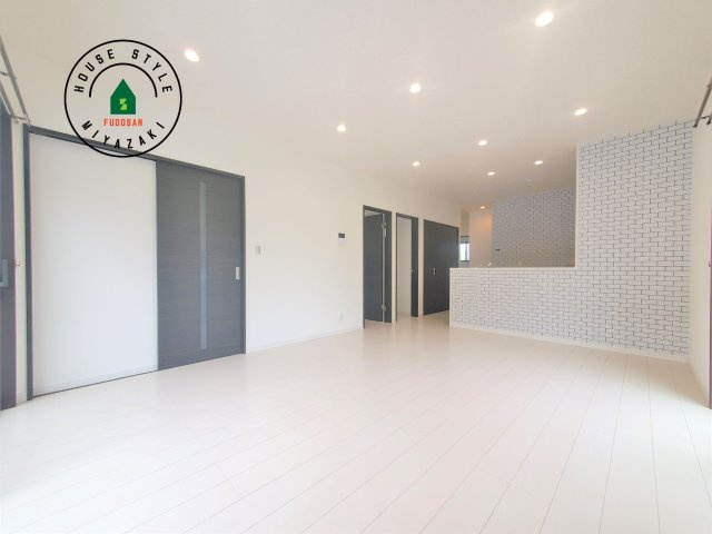 宮崎市下田島栄町(A号地)の内観：施工例|キッチンからリビングをしっかり確認できます。家族の笑顔があふれる空間になりそうですね。