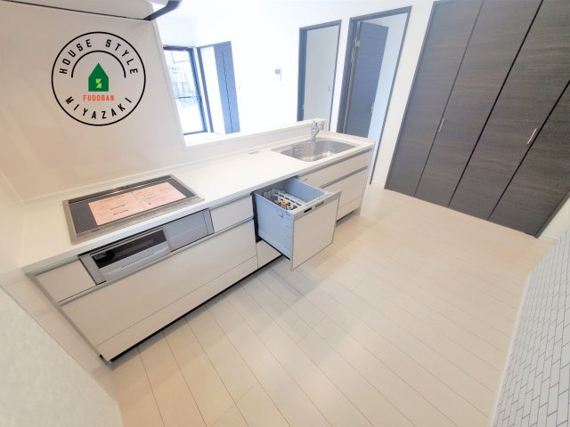 宮崎市下田島栄町(A号地)の内観：施工例|ご家族を近くに感じられる対面キッチンのLDK。会話もはずみそうですね。