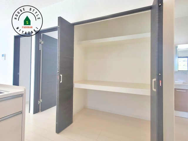 宮崎市下田島栄町(A号地)の内観：施工例|リビングに収納スペース完備しております。