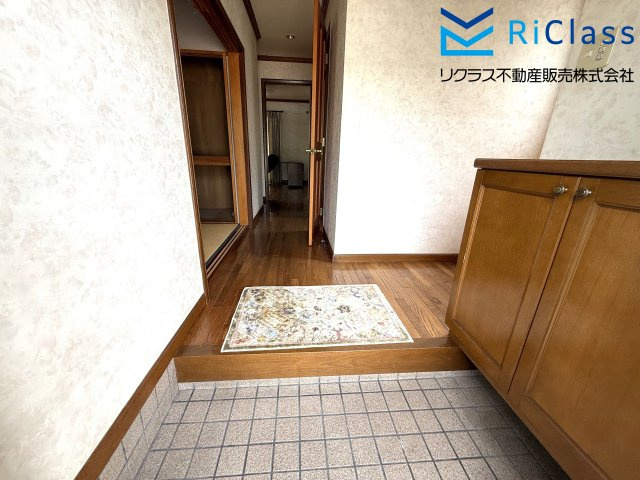 中古戸建　神戸市長田区房王寺町1丁目4の玄関|収納もある玄関です