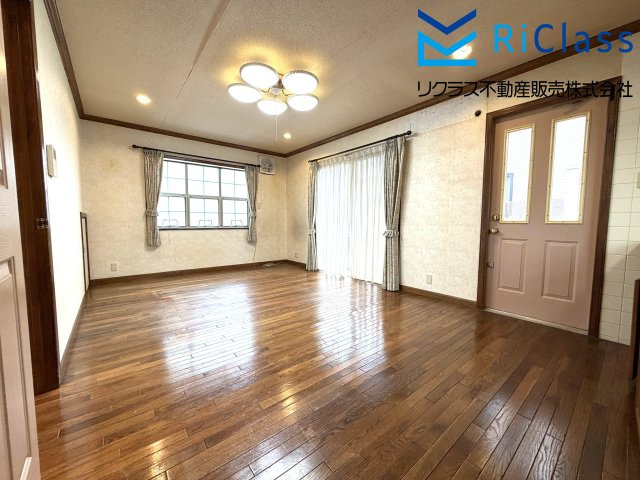 中古戸建　神戸市長田区房王寺町1丁目4の居間・リビング|ゆったり過ごせるリビングです