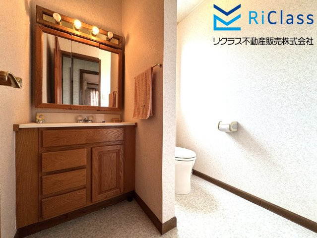 中古戸建　神戸市長田区房王寺町1丁目4の洗面所|2階にも洗面化粧台とトイレがございます