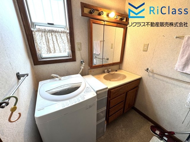 中古戸建　神戸市長田区房王寺町1丁目4の独立洗面台|室内洗濯機置場もございます