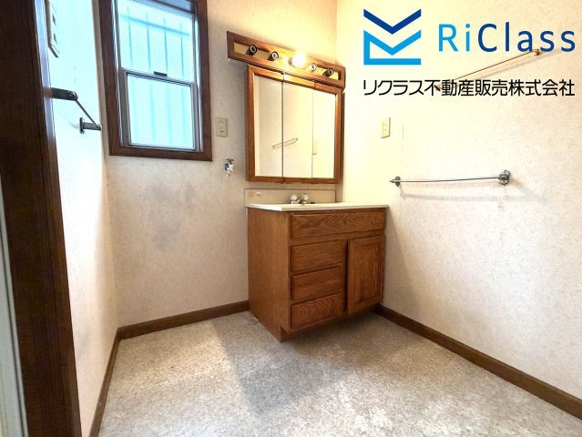中古戸建　神戸市長田区房王寺町1丁目4の独立洗面台|室内洗濯機置場もございます