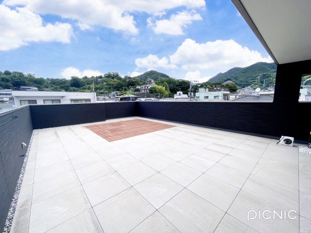 【バルコニー】 | 吉浦本町１丁目の中古戸建て！ | 自慢の60㎡ルーフバルコニー