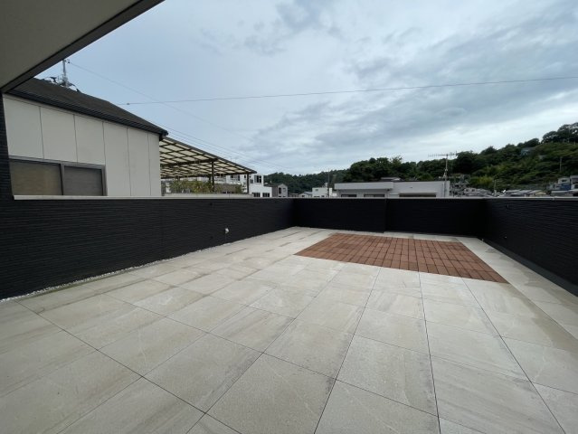 【バルコニー】 | 吉浦本町１丁目の中古戸建て！ | 自慢の60㎡ルーフバルコニー